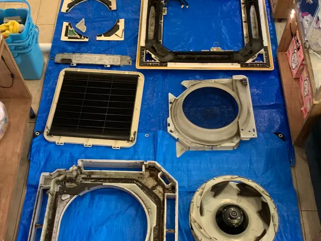 天井埋め込みエアコン洗浄サービスの画像