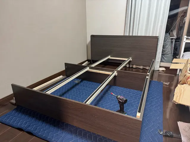 ネット通販などで購入した家具、電動ドライバーで素早く組み立てます。サービスの画像