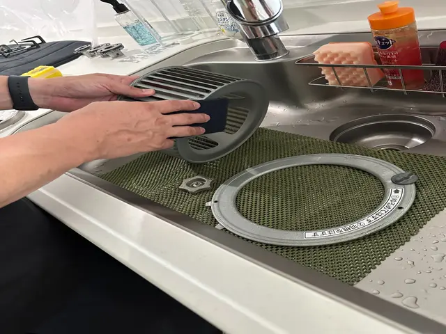 家庭では難しい頑固な油汚れ、レンジフード清掃お任せ下さい！キッチン簡易清掃付！サービスの画像