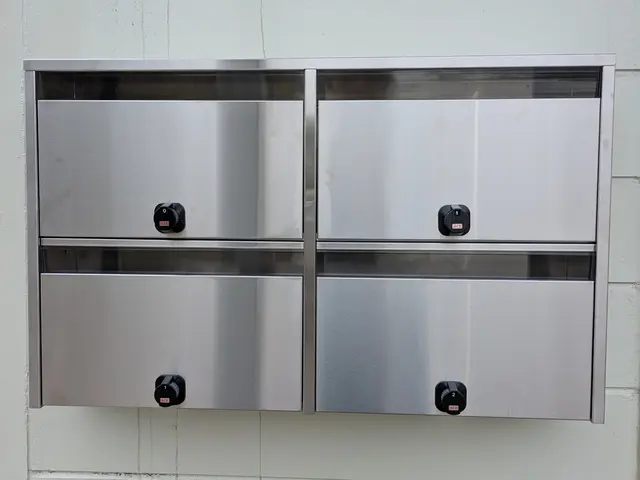 ★壁掛けポストの交換★取付のみは13,000円で承ります！コンクリート外壁施工可サービスの画像