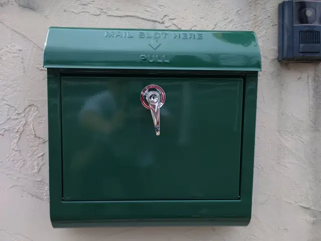 ★壁掛けポストの交換★取付のみは13,000円で承ります！コンクリート外壁施工可サービスの画像