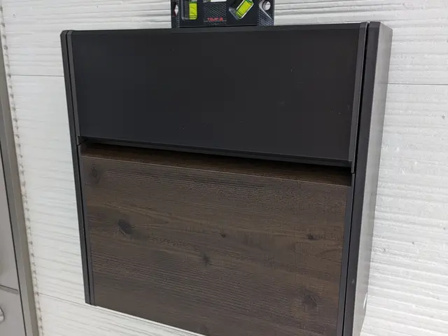 ★壁掛けポストの交換★取付のみは13,000円で承ります！コンクリート外壁施工可サービスの画像