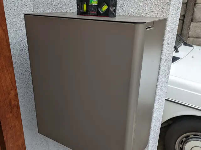 ★壁掛けポストの交換★取付のみは13,000円で承ります！コンクリート外壁施工可サービスの画像