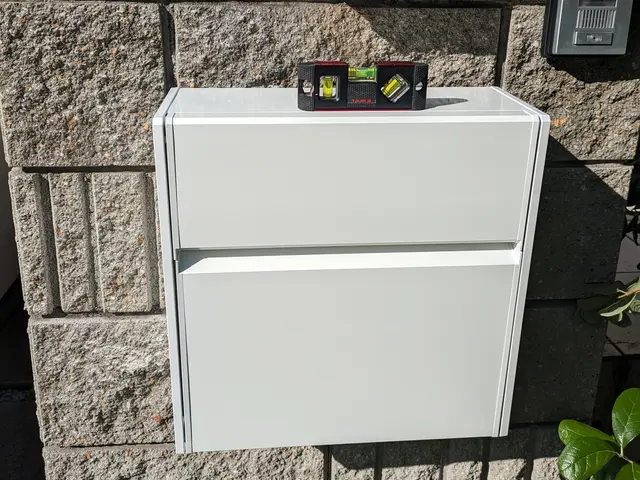 ★壁掛けポストの交換★取付のみは13,000円で承ります！コンクリート外壁施工可サービスの画像