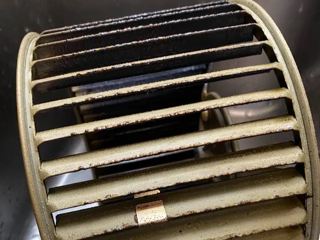 レンジフード（換気扇）クリーニング　ベタベタ解消！手の届かない換気扇内部まで分解サービスの画像