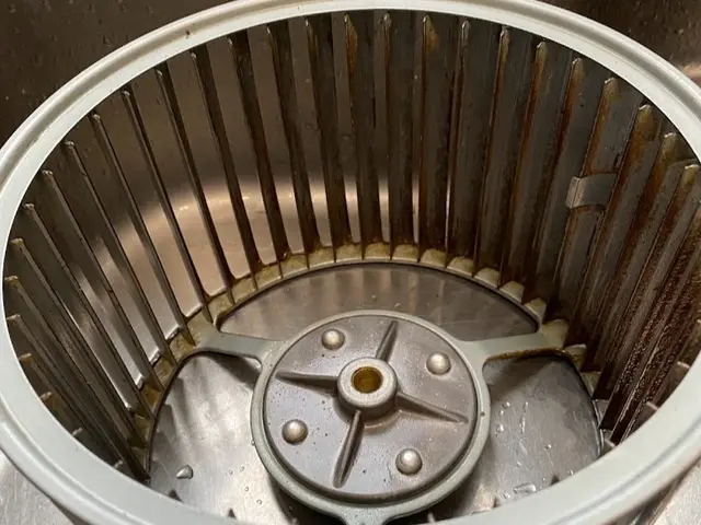 レンジフード（換気扇）クリーニング　ベタベタ解消！手の届かない換気扇内部まで分解サービスの画像