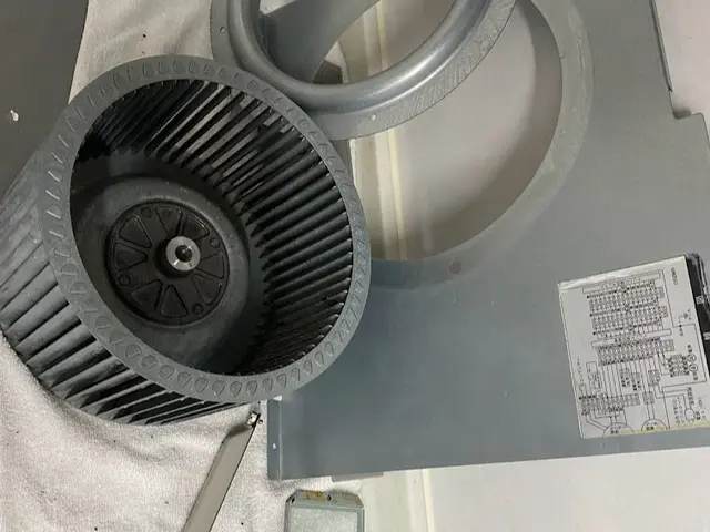レンジフード（換気扇）クリーニング　ベタベタ解消！手の届かない換気扇内部まで分解サービスの画像