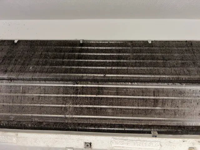 年間500台以上の洗浄実績！壁掛けエアコン分解洗浄（お掃除機能付きも同一料金）サービスの画像