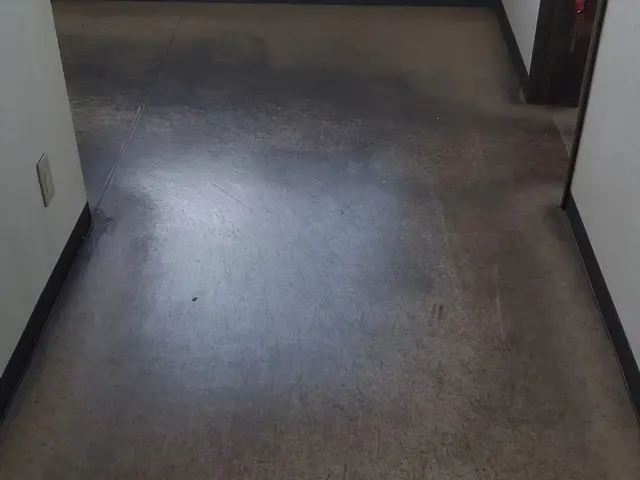 店舗清掃を月に４００軒以上こなす、８チームの精鋭部隊がお伺い致します。サービスの画像