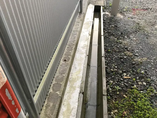 側溝に溜まった土の掻き出し作業喜んでお受けします！サービスの画像