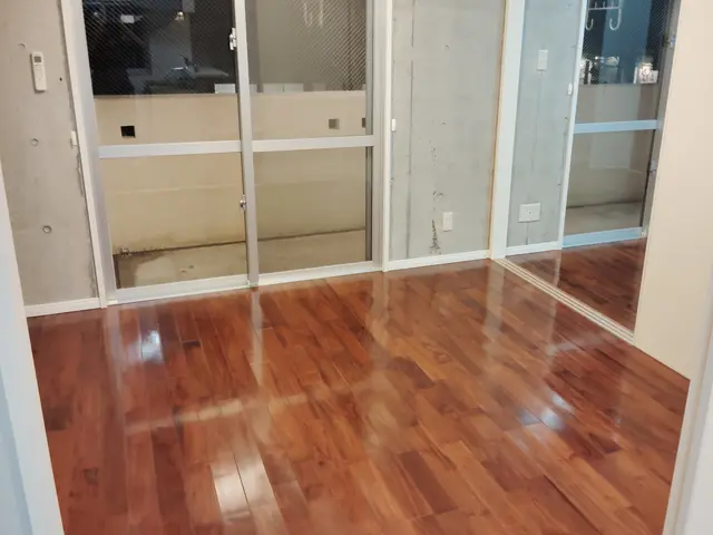 店舗や事務所のフロア洗浄ワックスお任せくださいサービスの画像