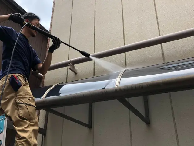 【駐車場の高圧洗浄】土汚れやコケ、黒ずみやタイヤ痕などスッキリ綺麗にします！サービスの画像