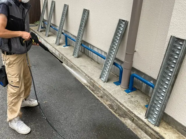 【駐車場の高圧洗浄】土汚れやコケ、黒ずみやタイヤ痕などスッキリ綺麗にします！サービスの画像