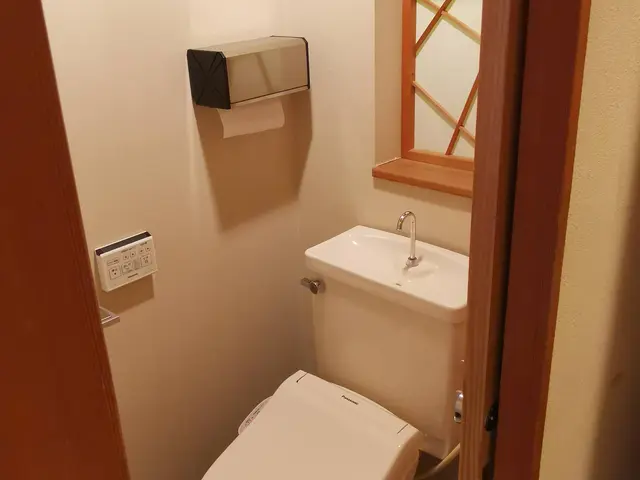 温水洗浄便座取付け工事。業歴10年以上の経験実績◎100%自社対応サービスの画像