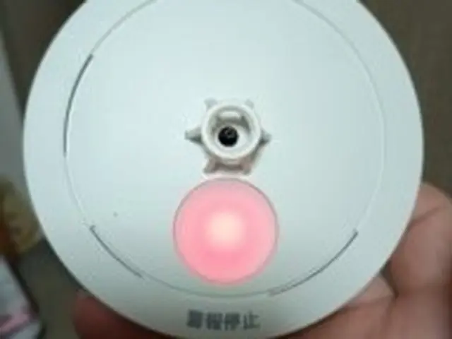 古くなった火災報知器の電池交換もしくは本体の交換を行います、高い所でも対応可能サービスの画像