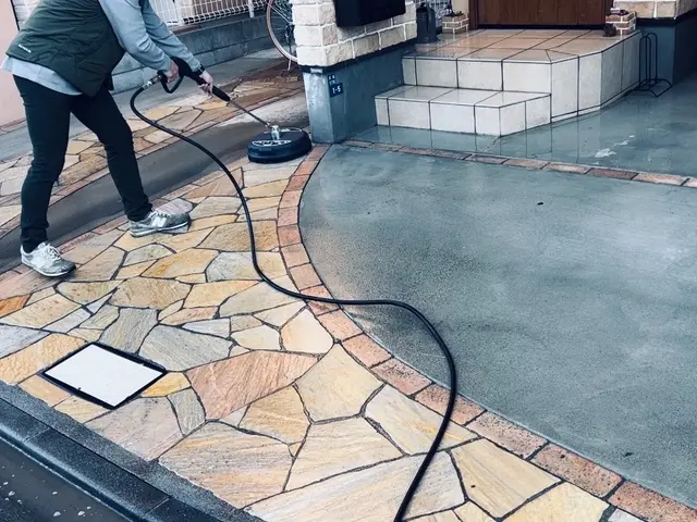 ★高圧洗浄機でお家を丸ごと洗浄しませんか？★お家の外でしたら壁も床も対応可★サービスの画像