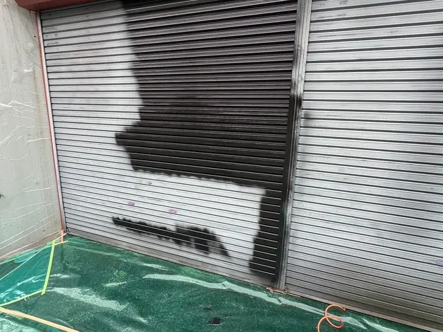 塗装屋のシャッター再生術！プロの手で見違えるほど綺麗になります！板橋区/自社施工サービスの画像