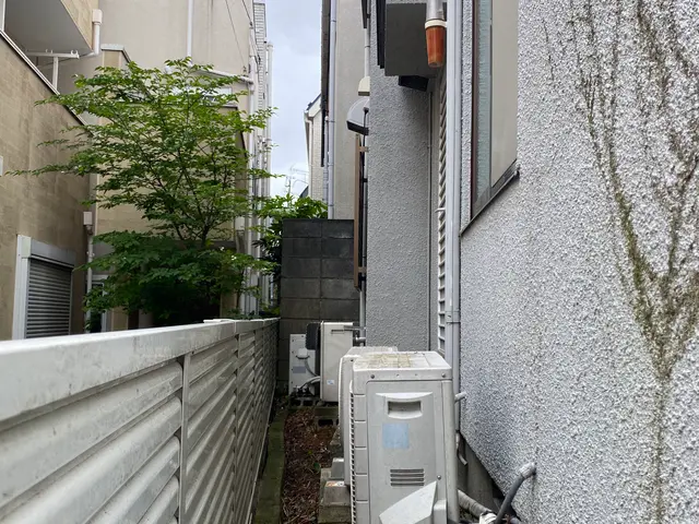 植木の伐採抜根はお任せ下さい！壁際や水道管近くの難所も承ります！サービスの画像