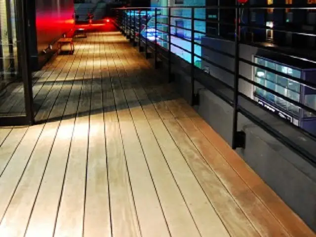 汚れやすい面倒なベランダのお掃除ならお任せください！サービスの画像