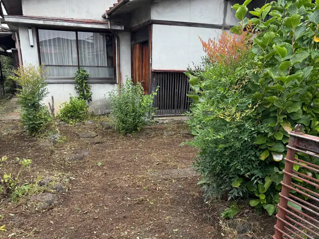 年間、東京ドーム3個分の草取りしています、綺麗な草取りに自信あります迅速丁寧サービスの画像