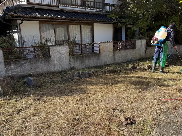 年間、東京ドーム3個分の草取りしています、綺麗な草取りに自信あります迅速丁寧サービスの画像