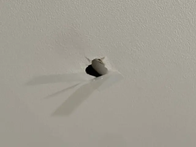 壁穴・凹み・壁紙の傷、最善で最短の手段での補修をご提案させていただきます！サービスの画像