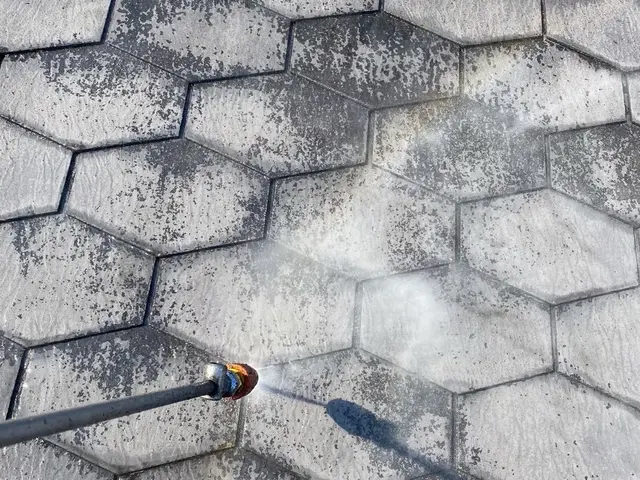 自信の完全自社施工！損害保険加入済み◎訪問時の駐車場代は当店が負担します！サービスの画像