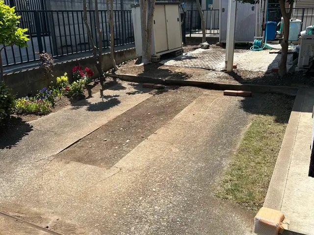 「丁寧な草むしり」「除草剤散布無料」「古物商＋損害保険、安心のお庭整理サービス」サービスの画像