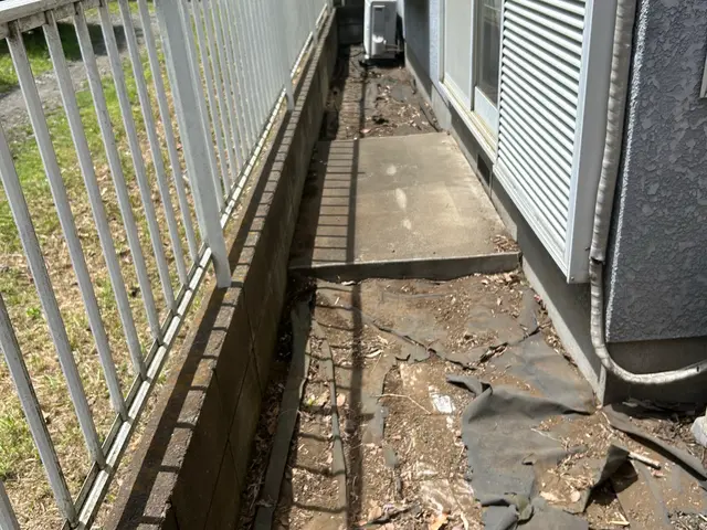 「丁寧な草むしり」「除草剤散布無料」「古物商＋損害保険、安心のお庭整理サービス」サービスの画像