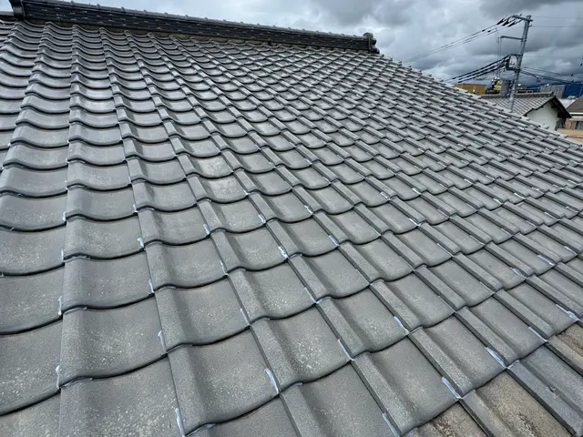 瓦の地震対策として、瓦を固定しますサービスの画像