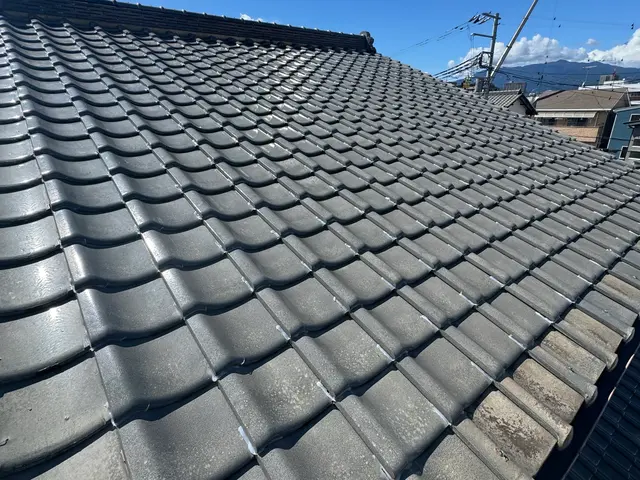 瓦の地震対策として、瓦を固定しますサービスの画像