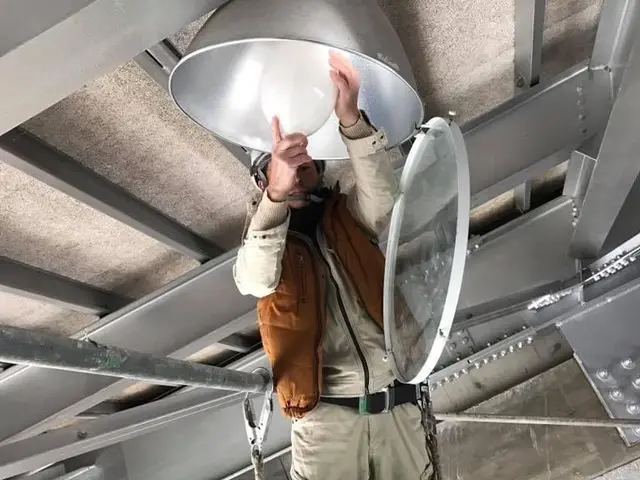 長浜市〜高所の電球交換いたします。サービスの画像