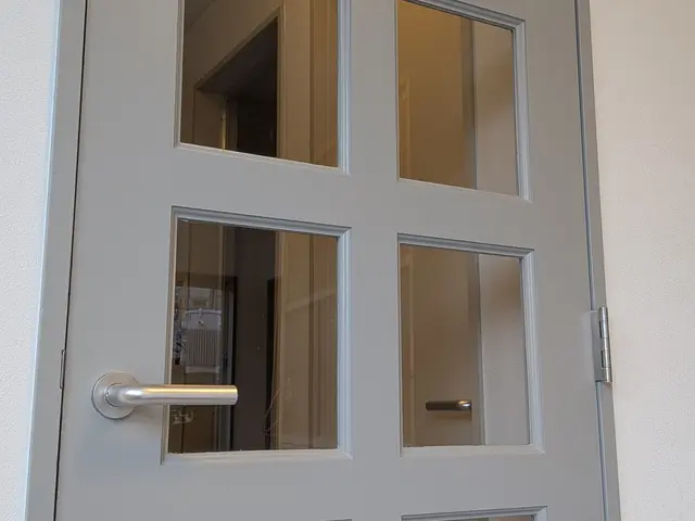 ☆室内ドア　室内窓枠の塗装　東京板橋区のまちのペンキ屋さん☆サービスの画像