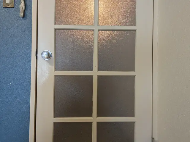 ☆室内ドアの塗装　東京板橋区のまちのペンキ屋さん☆サービスの画像