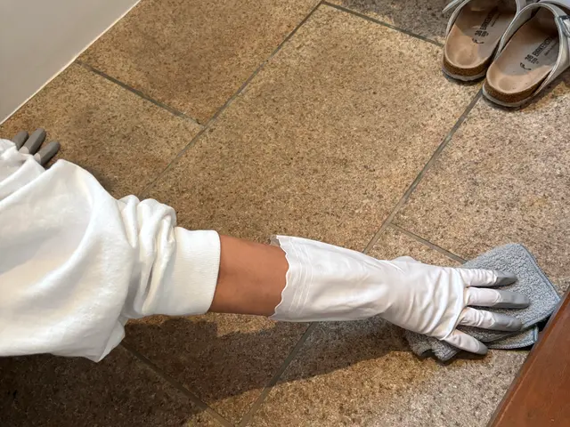 タイルの目地もブラシで細かく洗浄し、明るい玄関に整えます。サービスの画像