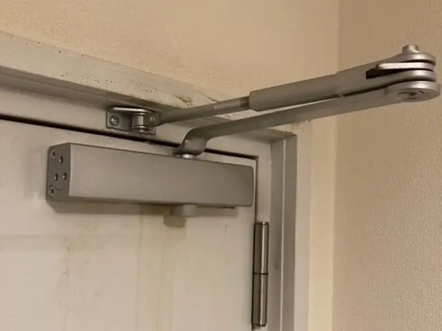 ドアクローザーの交換・取付。※油が漏れたら故障です。サービスの画像