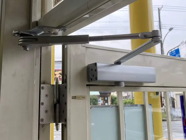 ドアクローザーの交換・取付。※油が漏れたら故障です。サービスの画像