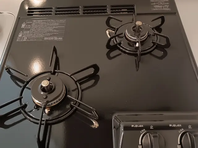 清掃後のクロス入隅コーキング、破け補修。幅木や棚のタッチペン補修など対応します。サービスの画像