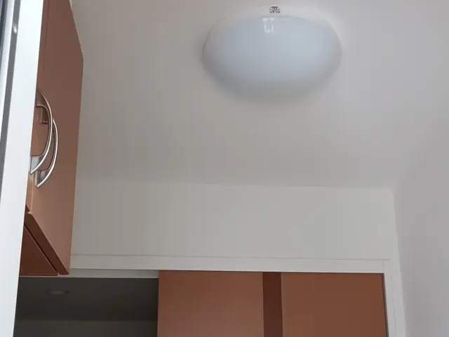 清掃後のクロス入隅コーキング、破け補修。幅木や棚のタッチペン補修など対応します。サービスの画像