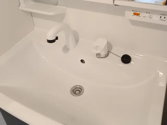 清掃後のクロス入隅コーキング、破け補修。幅木や棚のタッチペン補修など対応します。サービスの画像