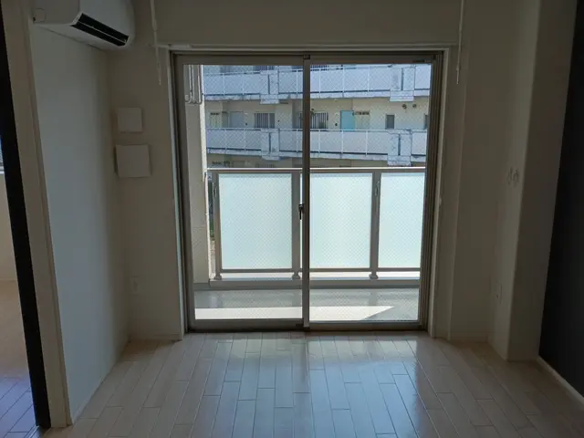 清掃後のクロス入隅コーキング、破け補修。幅木や棚のタッチペン補修など対応します。サービスの画像