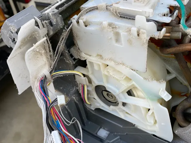 壁掛けタイプのクリーニング、完全分解、高圧洗浄、消臭、消毒作業サービスの画像