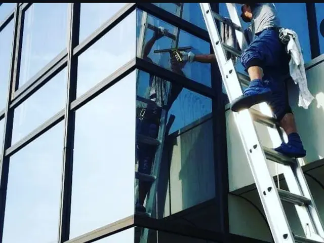 窓・冊子・高所もお任せ！サービスの画像