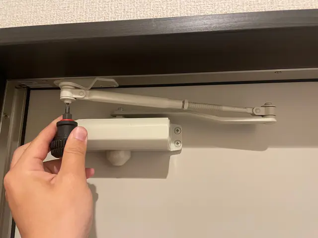 ドアクローザー交換サービスの画像