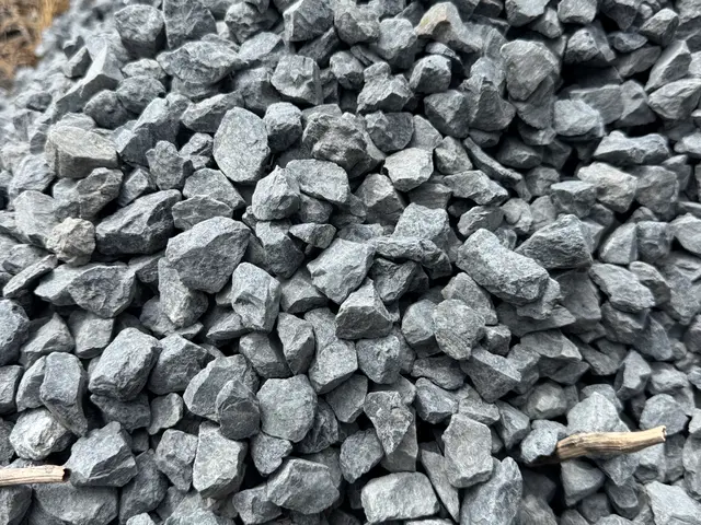 ロックガーデン用の石、家周り砂利、ホームセンターで買うより格安で施工まで致しますサービスの画像