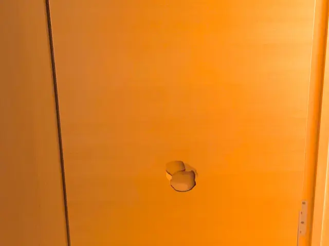 ドアの穴など木部の傷に対応致します！料金詳細はセールスポイントご参照下さい。サービスの画像