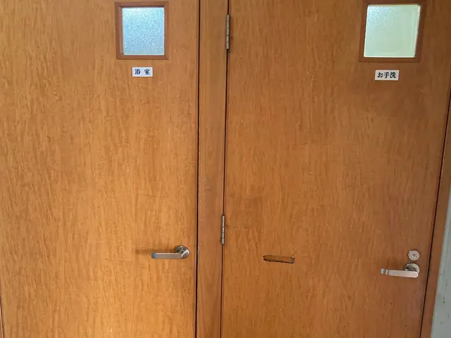 ドアの穴など木部の傷に対応致します！料金詳細はセールスポイントご参照下さい。サービスの画像