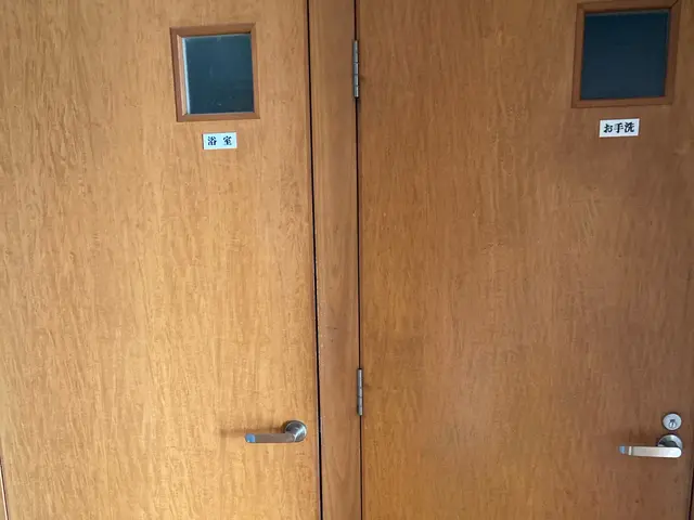 ドアの穴など木部の傷に対応致します！料金詳細はセールスポイントご参照下さい。サービスの画像