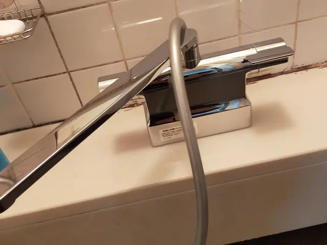 ネット等で購入した水栓器具取り替え致します。商品手配も可能です。サービスの画像