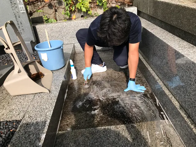 【掃除のプロが丁寧にご対応】新聞にも掲載されたお墓掃除代行サービスです！サービスの画像